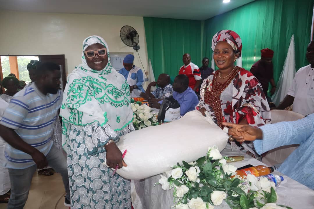 Epe LG Empowers Farmers with Cash Palliatives, Incentives to Boost Agriculture.