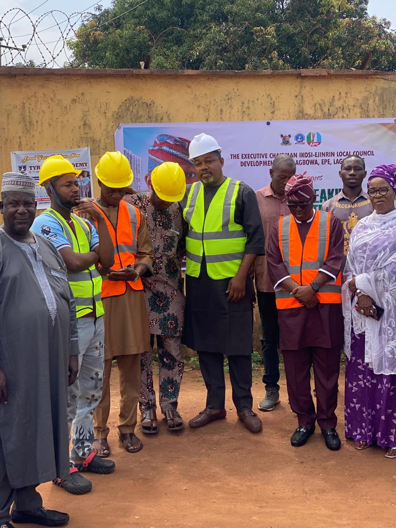 Community Jubilates as Otunba Anomo Performs Groundbreaking of Samson Adeniyi Street Road.